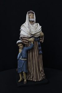 Anciano ciego con niño y niña con cordero. 40 cm. Año 2013. Colección Silvio Torilo.